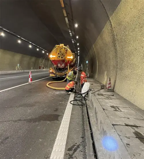 册亨隧道排水渠清淤